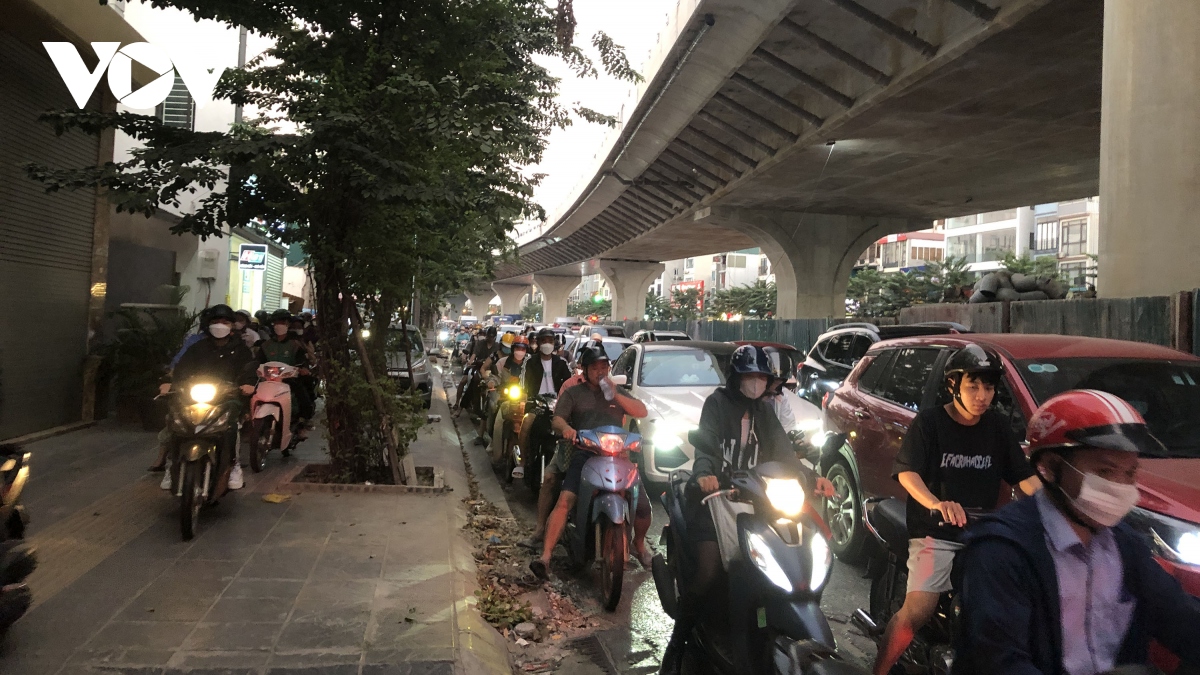 giao thong hon loan tai nut giao tran Dai nghia - Dai la trong gio cao diem hinh anh 4
