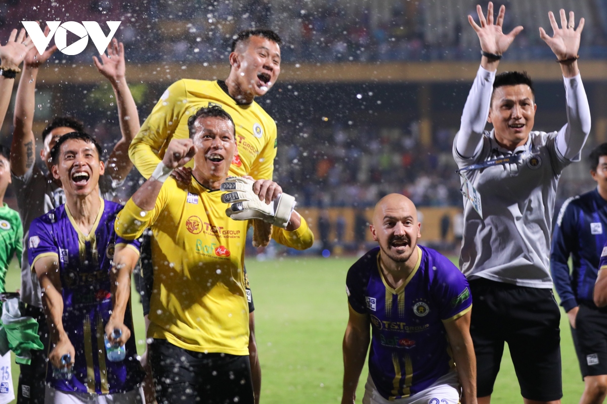 can canh dan sao ha noi fc an mung chuc vo dich v-league 2022 hinh anh 5