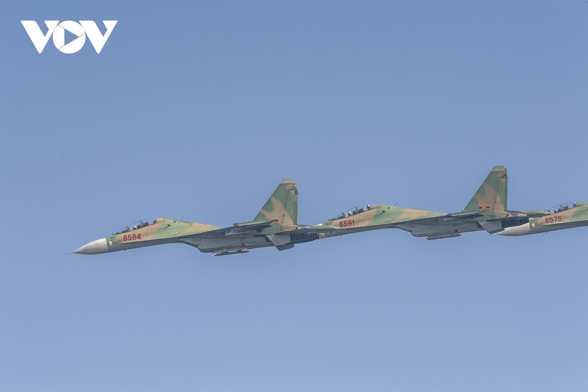 truc thang mi mang quoc ky va chien dau co su-30 hop luyen tren bau troi ha noi hinh anh 11
