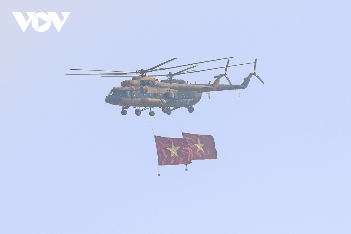 truc thang mi mang quoc ky va chien dau co su-30 hop luyen tren bau troi ha noi hinh anh 1