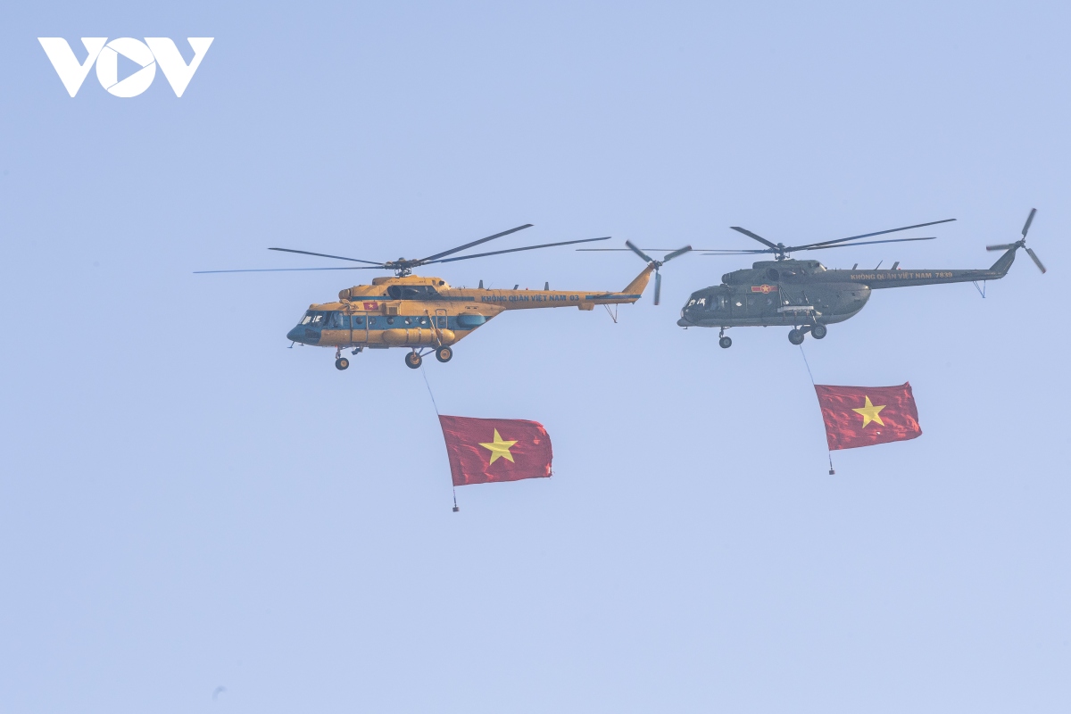 truc thang mi mang quoc ky va chien dau co su-30 hop luyen tren bau troi ha noi hinh anh 3