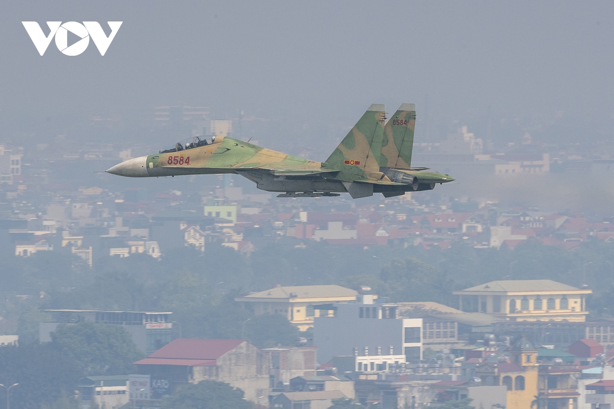 truc thang mi mang quoc ky va chien dau co su-30 hop luyen tren bau troi ha noi hinh anh 8