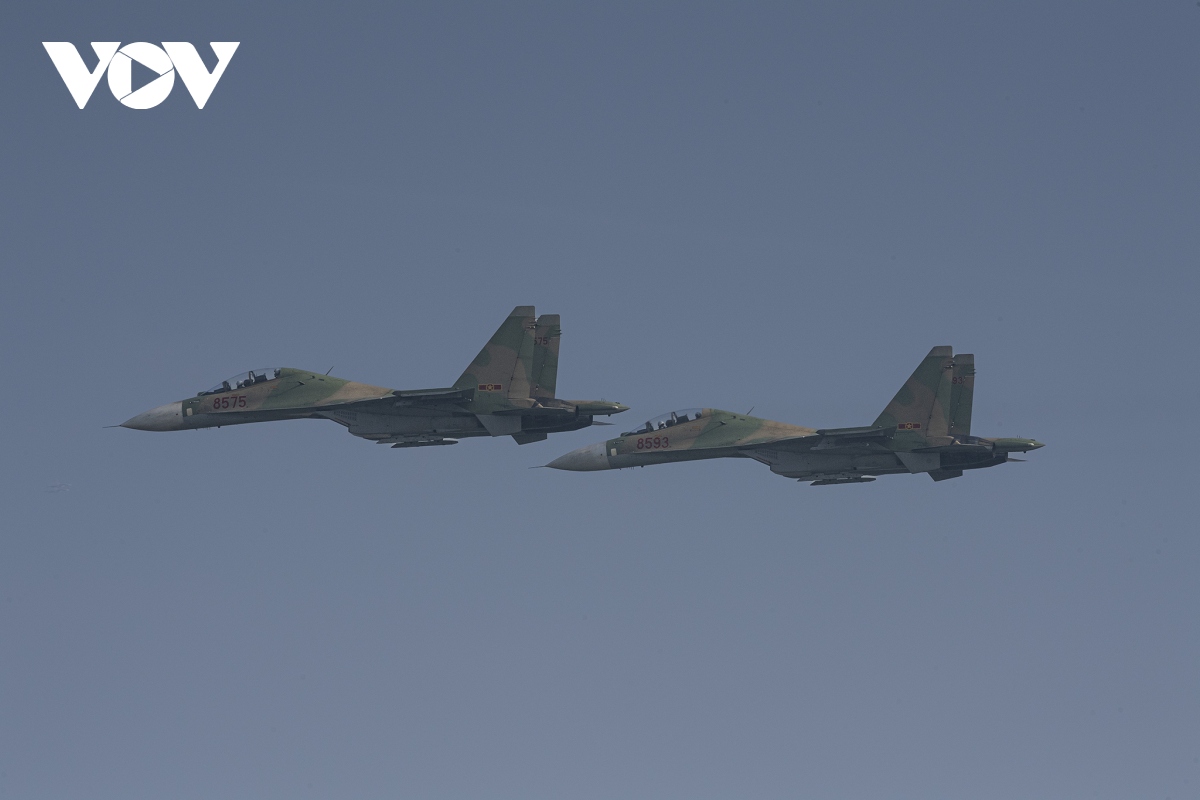truc thang mi mang quoc ky va chien dau co su-30 hop luyen tren bau troi ha noi hinh anh 9