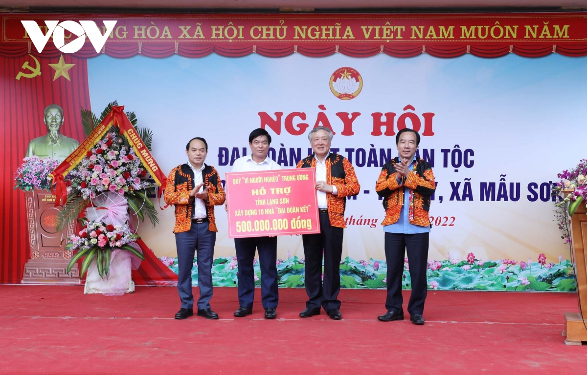 Uy vien bo chinh tri nguyen hoa binh du ngay hoi Dai doan ket tai mau son hinh anh 4