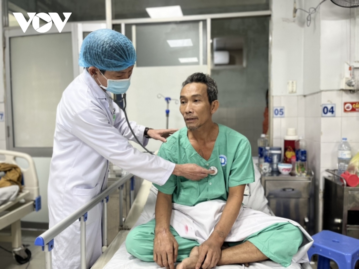 nguoi dan ong ngung tim, gia dinh dua ve lo hau su bat ngo duoc cuu song hinh anh 1