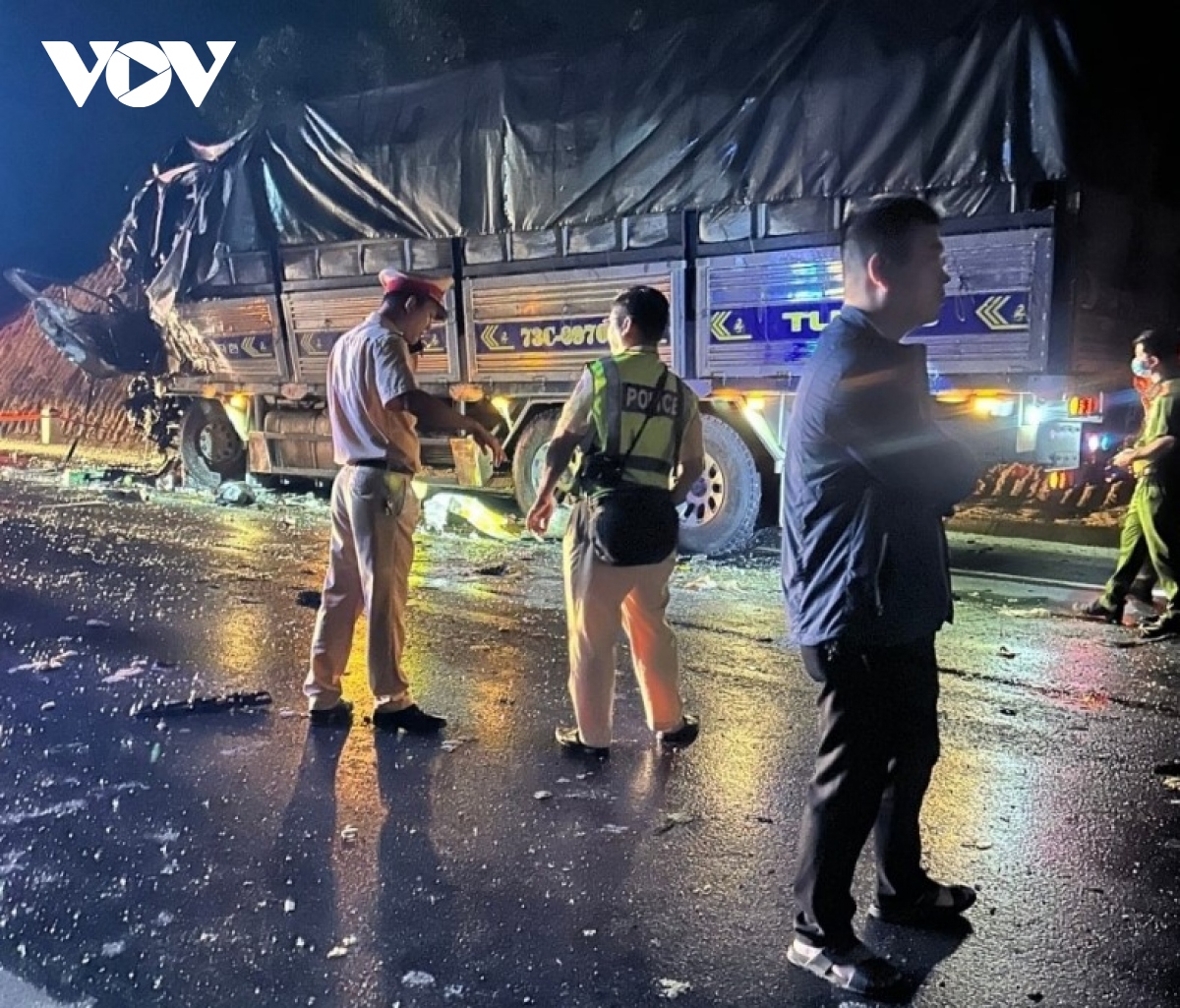 tai nan tham khoc giua xe khach va xe tai, 2 nguoi chet, 13 nguoi bi thuong hinh anh 1