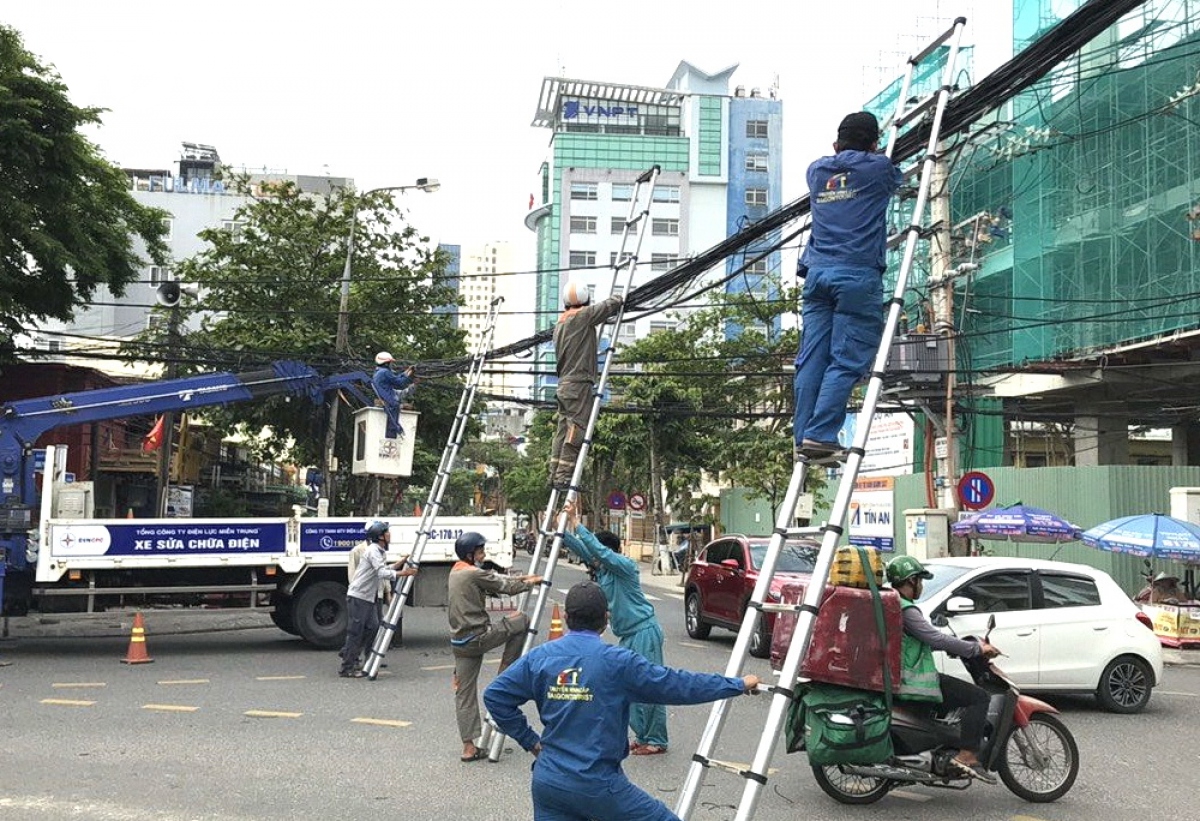 chan chinh tinh trang mang nhen cap vien thong tren cot dien o Da nang hinh anh 3