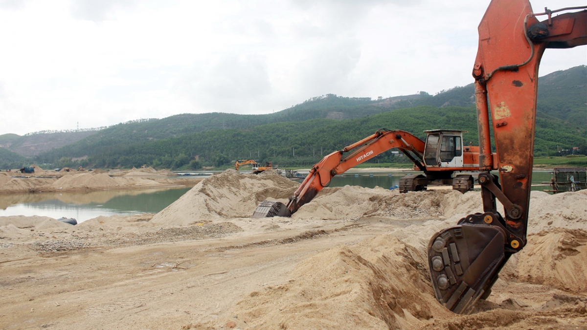 chu mo thoi gia vat lieu xay dung, quang nam se thu hoi giay phep hinh anh 1