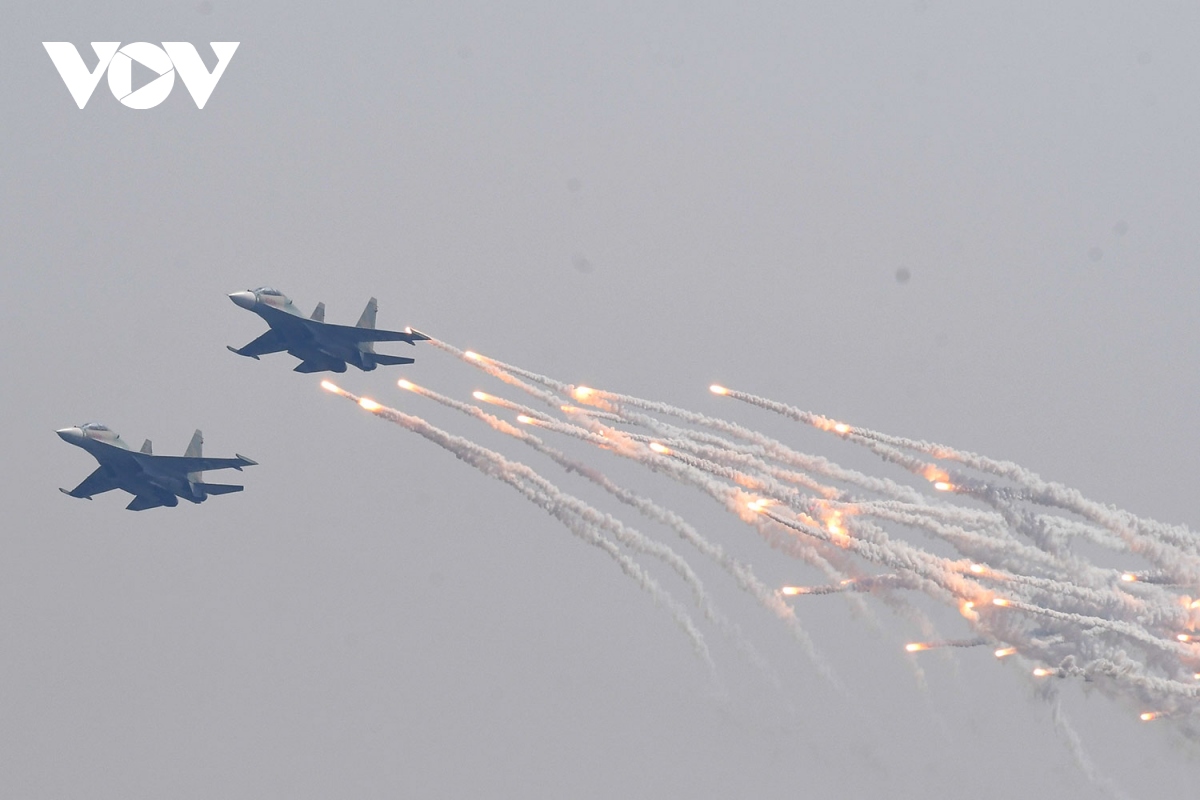 tiem kich su-30mk2 trinh dien tha bay moi nhiet tren bau troi thu do ha noi hinh anh 7