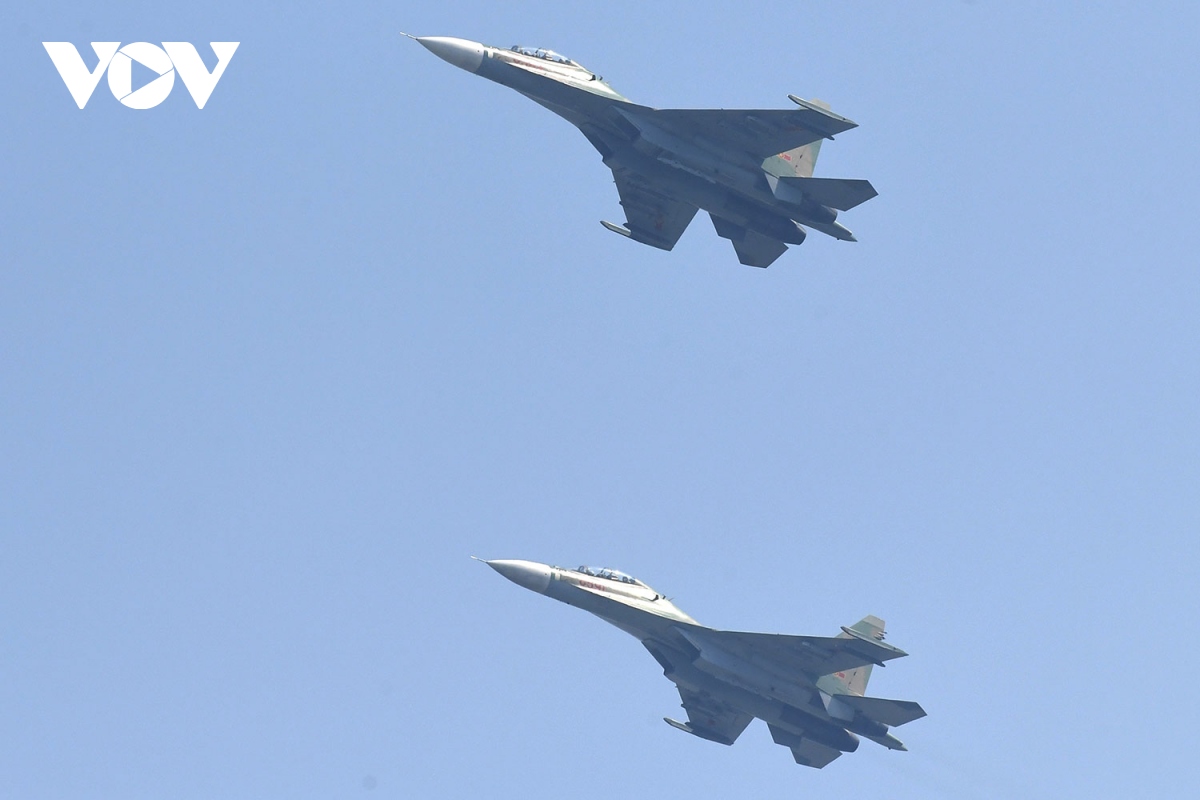 tiem kich su-30mk2 trinh dien tha bay moi nhiet tren bau troi thu do ha noi hinh anh 4