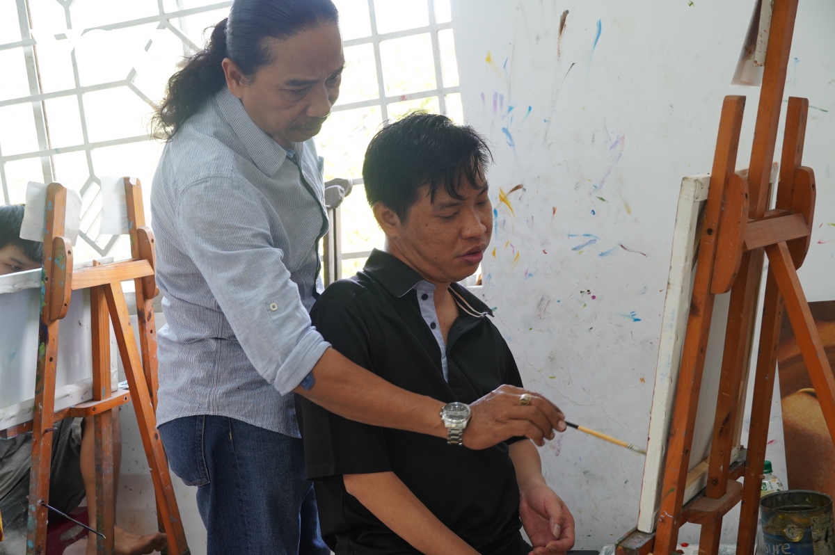 thay giao hon 10 nam day ve mien phi cho tre khuyet tat hinh anh 3