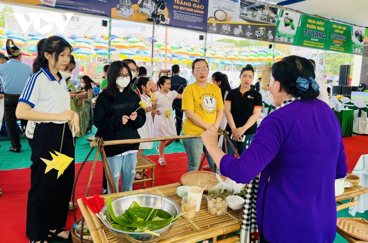 ngay hoi la noi nguoi tre tim ve khong gian van hoa xua day thu vi hinh anh 8
