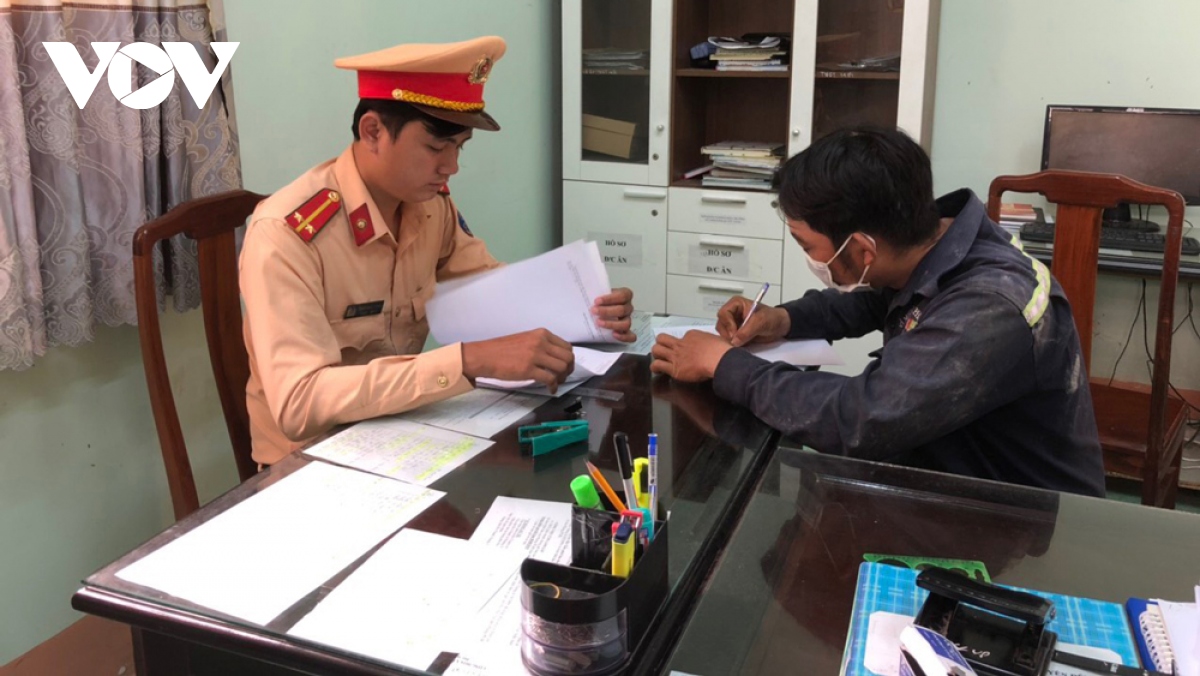 xu phat nguoi can duong xe cuu thuong di don benh nhan o binh duong hinh anh 2