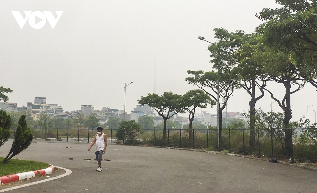 Duong dua f1 o ha noi bi bo hoang, co dai va rac thai dua nhau chiem cho hinh anh 12