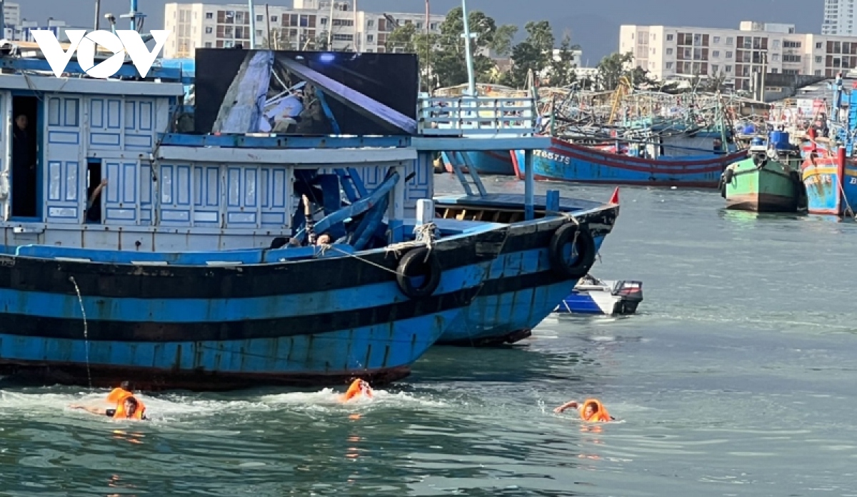 200 nguoi dien tap cuu ho cuu nan duong thuy o Da nang hinh anh 2