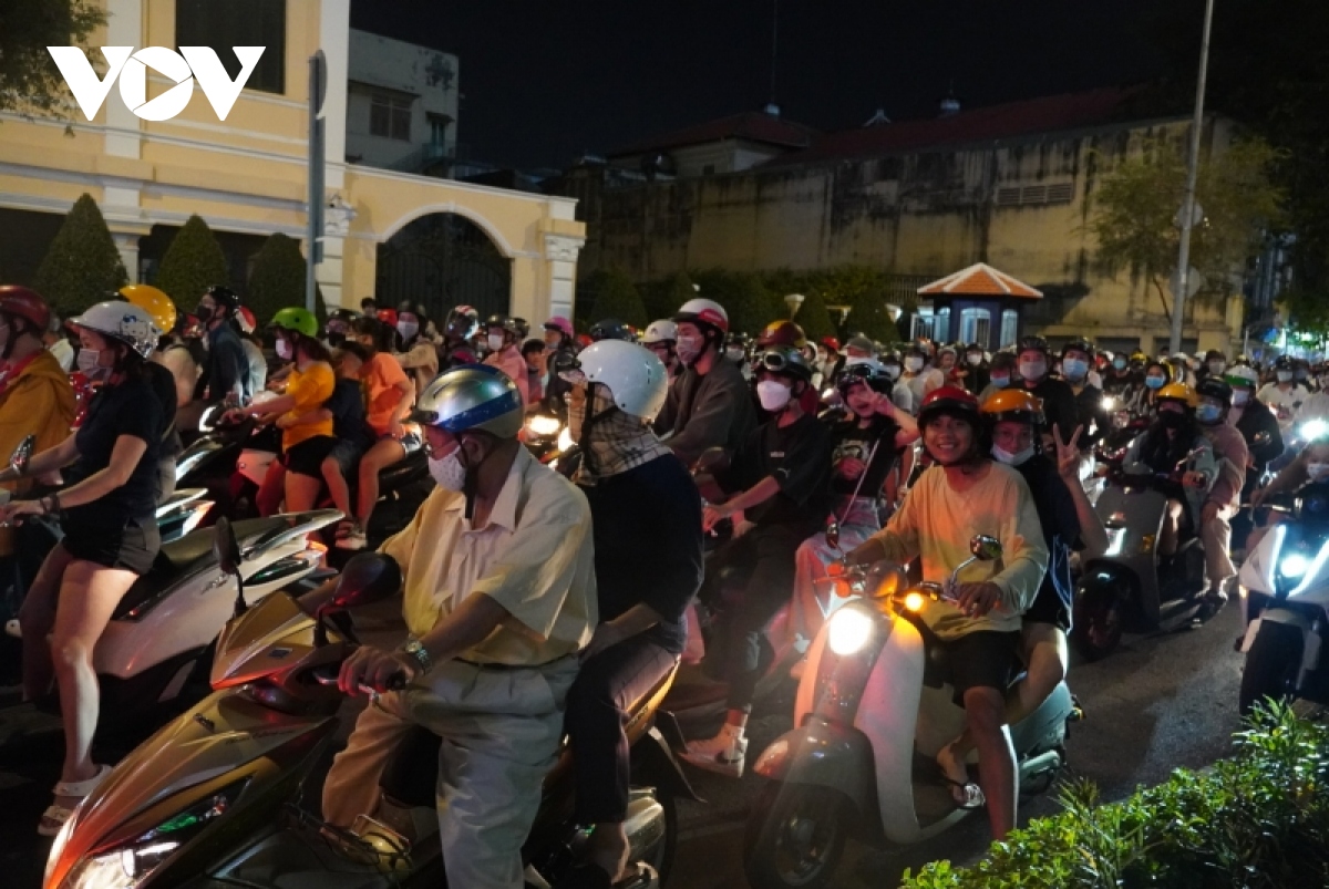 nguoi dan tp.hcm do ra duong don chao nam moi 2023 hinh anh 1