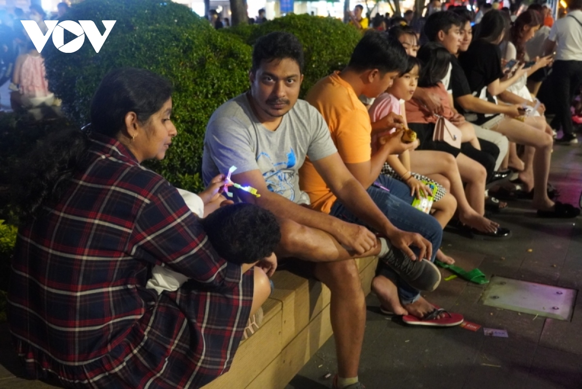 nguoi dan tp.hcm do ra duong don chao nam moi 2023 hinh anh 11