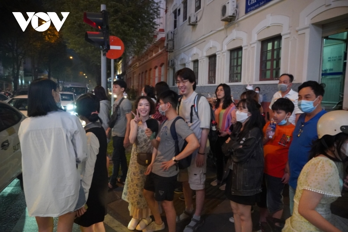 nguoi dan tp.hcm do ra duong don chao nam moi 2023 hinh anh 2