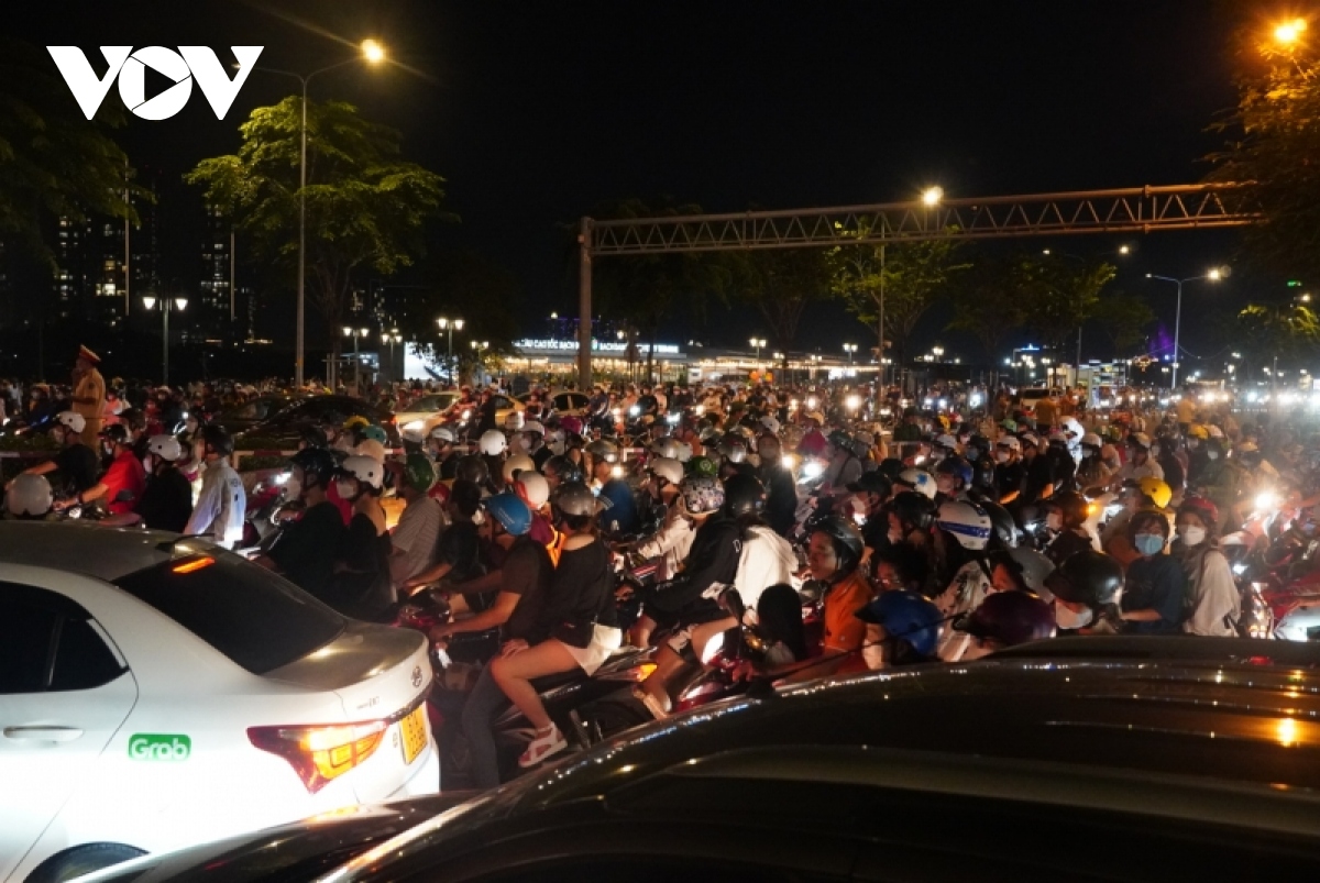 nguoi dan tp.hcm do ra duong don chao nam moi 2023 hinh anh 4