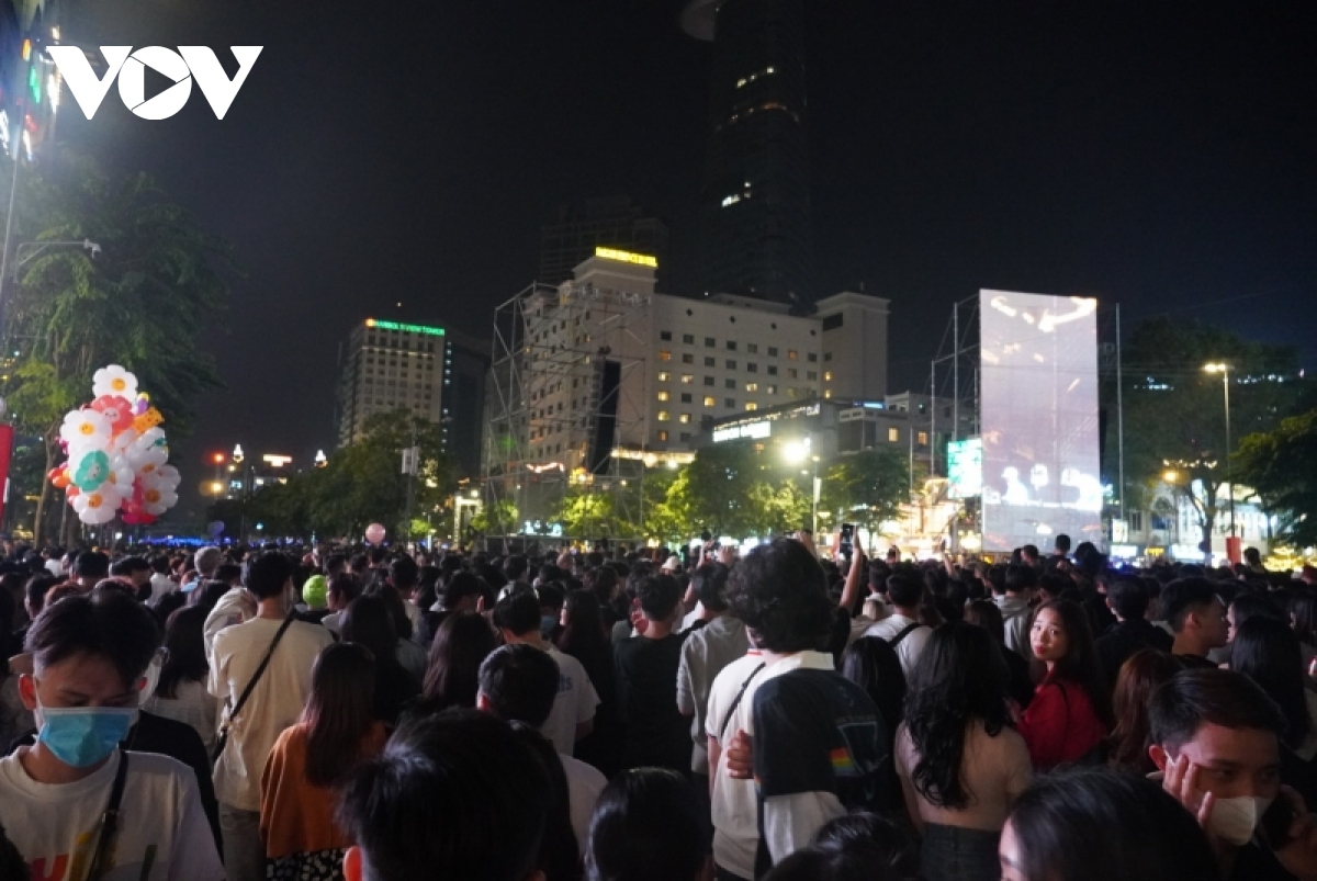 nguoi dan tp.hcm do ra duong don chao nam moi 2023 hinh anh 9