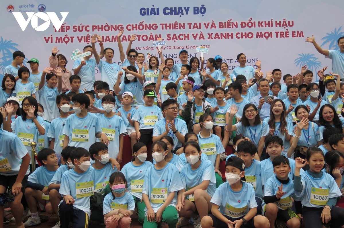 1.000 nguoi tham gia chay tiep suc phong chong thien tai va bien doi khi hau hinh anh 1