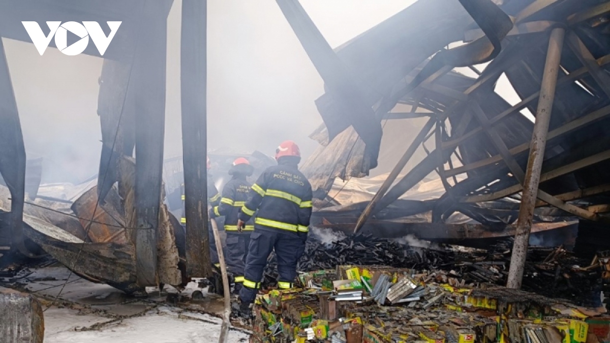 nha xuong cong ty noi that o binh duong do sap sau hoa hoan hinh anh 3