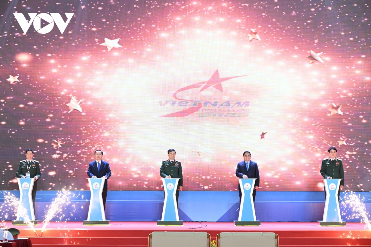 thu tuong tham quan khi tai tai trien lam quoc phong quoc te viet nam hinh anh 2