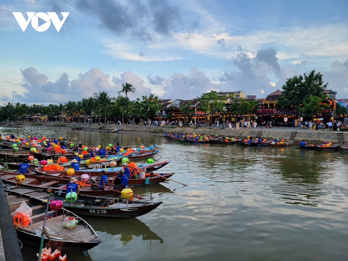 thong dong pho co hoi an ngay cuoi nam hinh anh 1