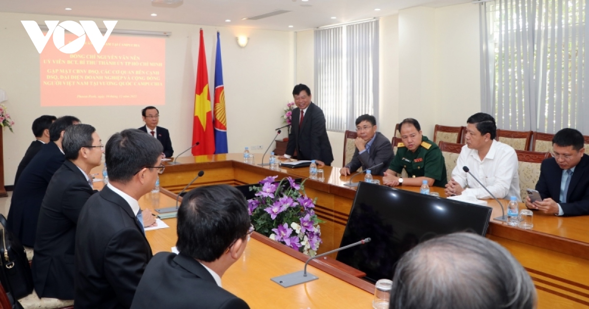 bi thu thanh uy tp.hcm nguyen van nen tham ba con viet kieu tai campuchia hinh anh 1