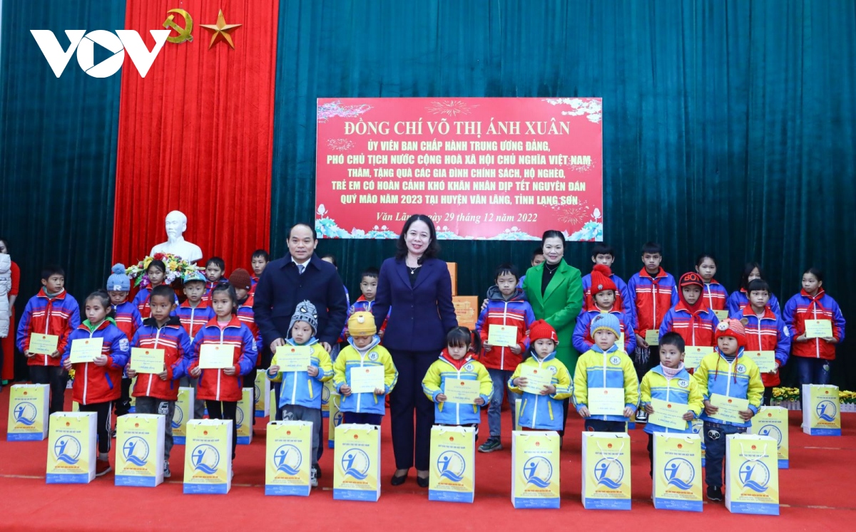 pho chu tich nuoc tang qua gia dinh chinh sach, ho ngheo tinh lang son hinh anh 2