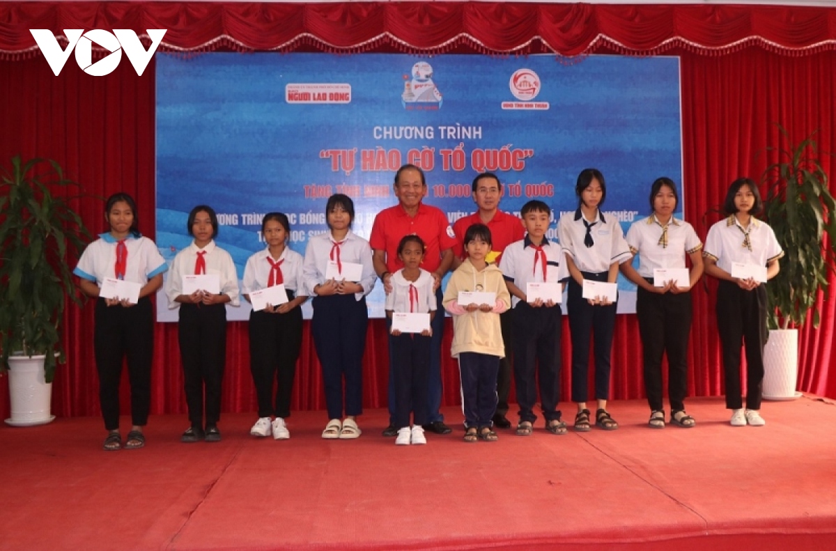 trao tang 10.000 la co to quoc cho ngu dan tinh ninh thuan hinh anh 2