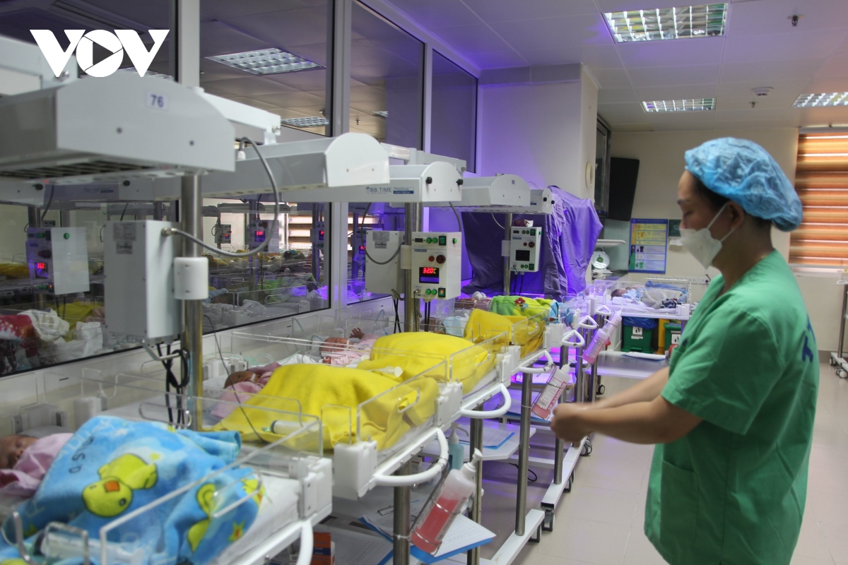 tre sinh non chi 400-500gram duoc cham soc than ky nhu the nao hinh anh 6