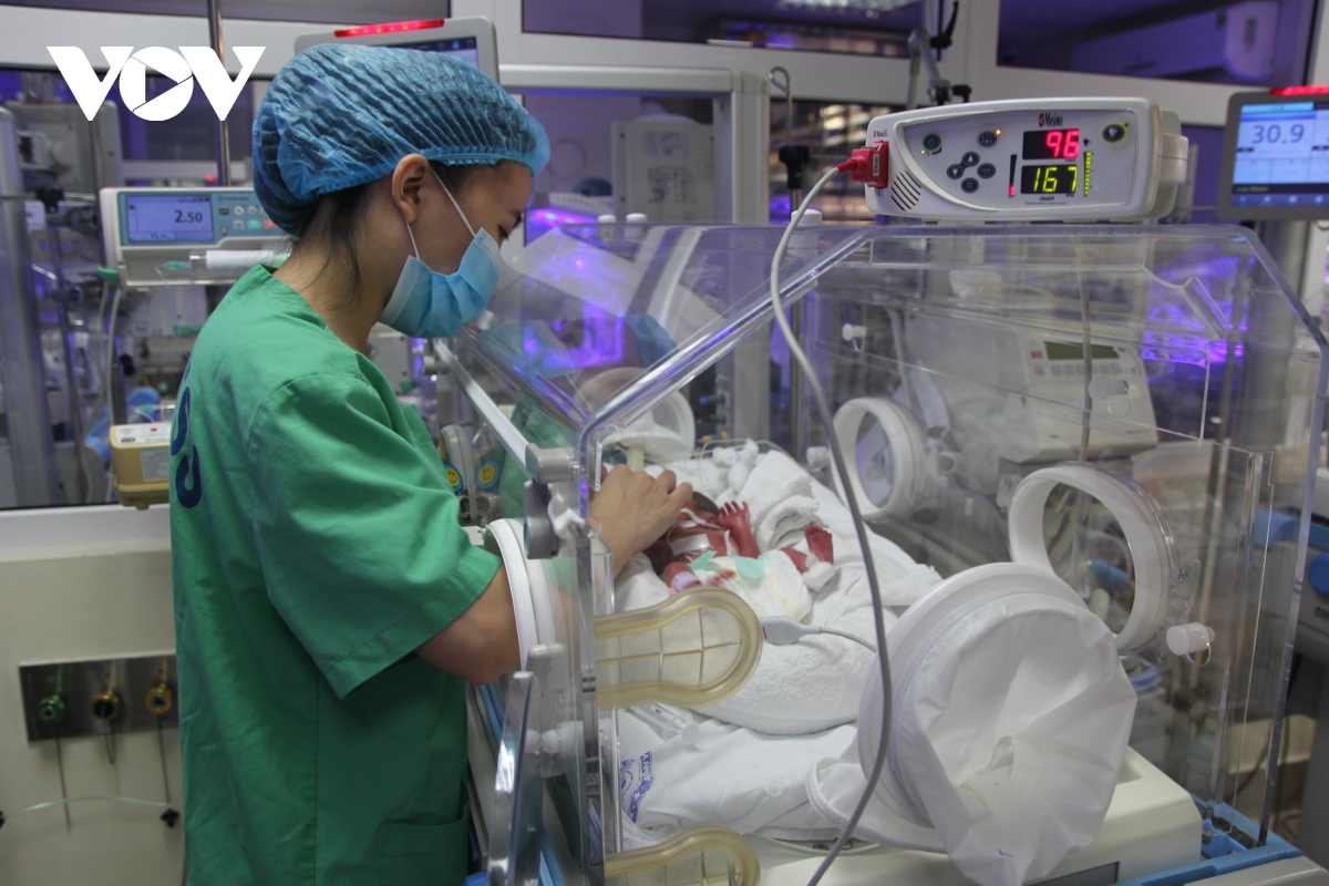 tre sinh non chi 400-500gram duoc cham soc than ky nhu the nao hinh anh 4