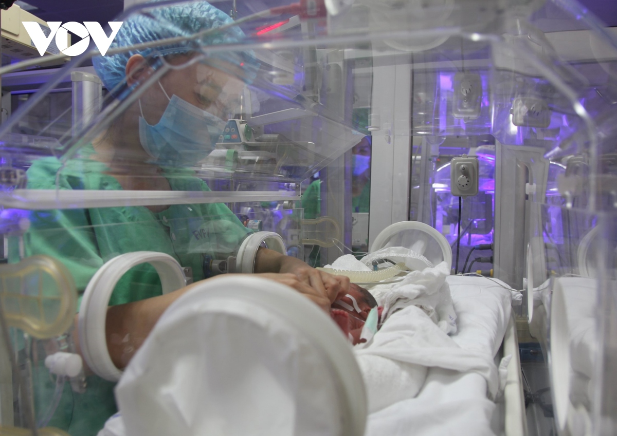 tre sinh non chi 400-500gram duoc cham soc than ky nhu the nao hinh anh 3