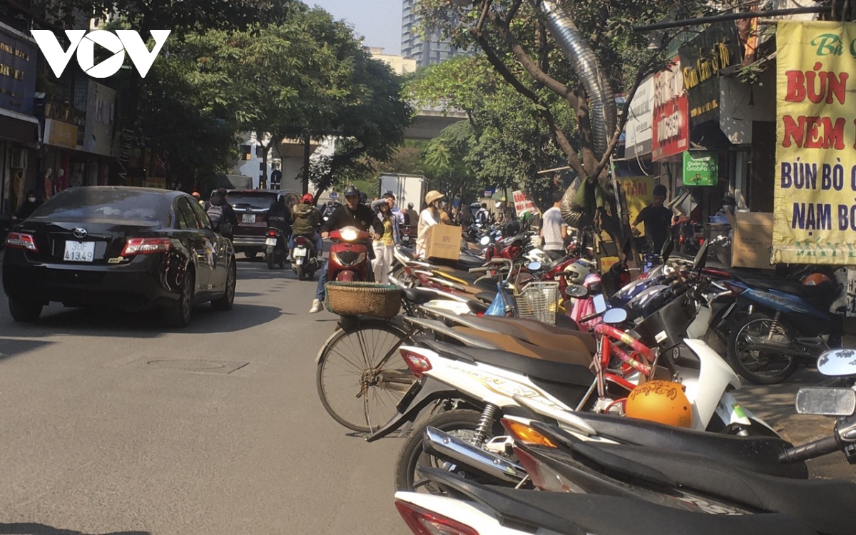 hang quan tren pho thai thinh bien long duong thanh bai xe chinh quyen co hay hinh anh 13