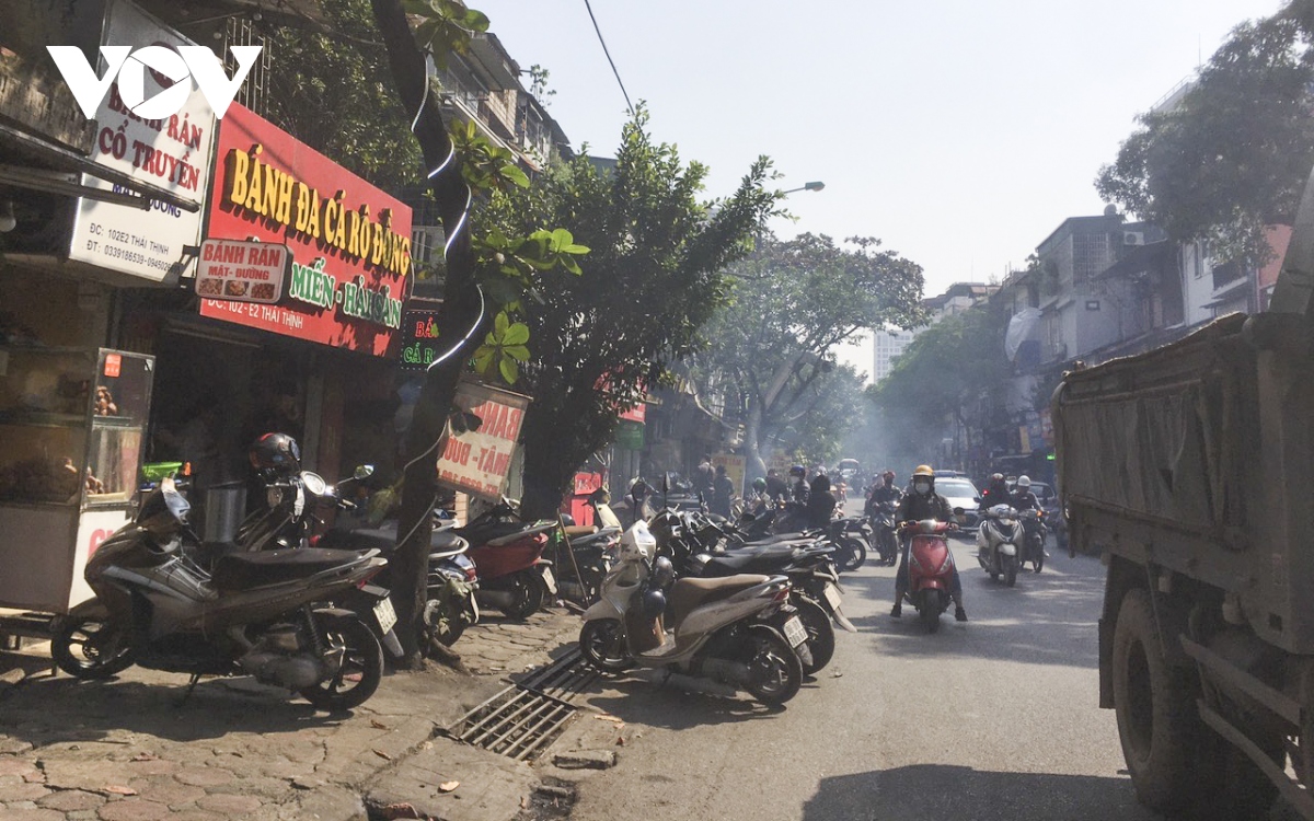 hang quan tren pho thai thinh bien long duong thanh bai xe chinh quyen co hay hinh anh 2