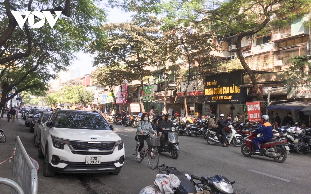 hang quan tren pho thai thinh bien long duong thanh bai xe chinh quyen co hay hinh anh 8