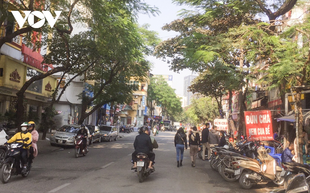 hang quan tren pho thai thinh bien long duong thanh bai xe chinh quyen co hay hinh anh 7