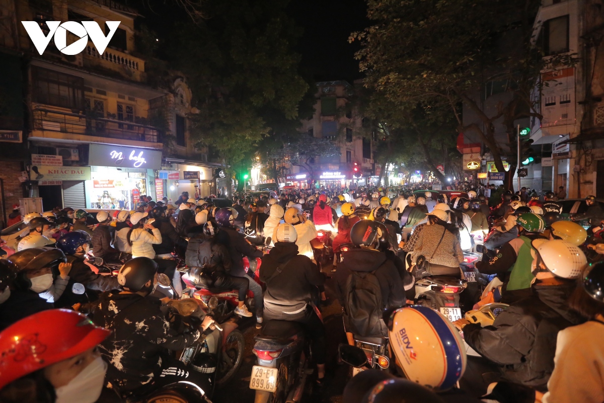 nhieu duong pho ha noi un tac trong dem giang sinh 2022 hinh anh 9