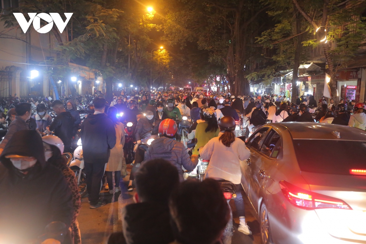 nhieu duong pho ha noi un tac trong dem giang sinh 2022 hinh anh 3