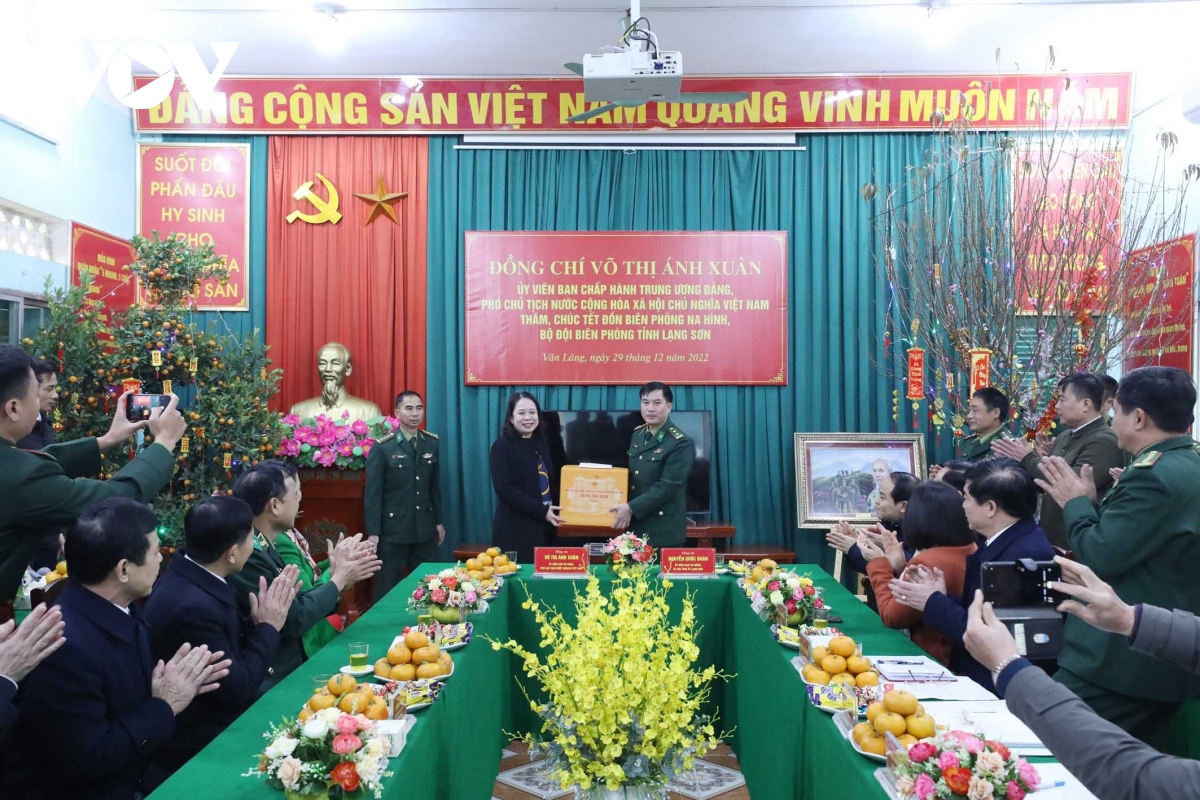 pho chu tich nuoc tang qua gia dinh chinh sach, ho ngheo tinh lang son hinh anh 3