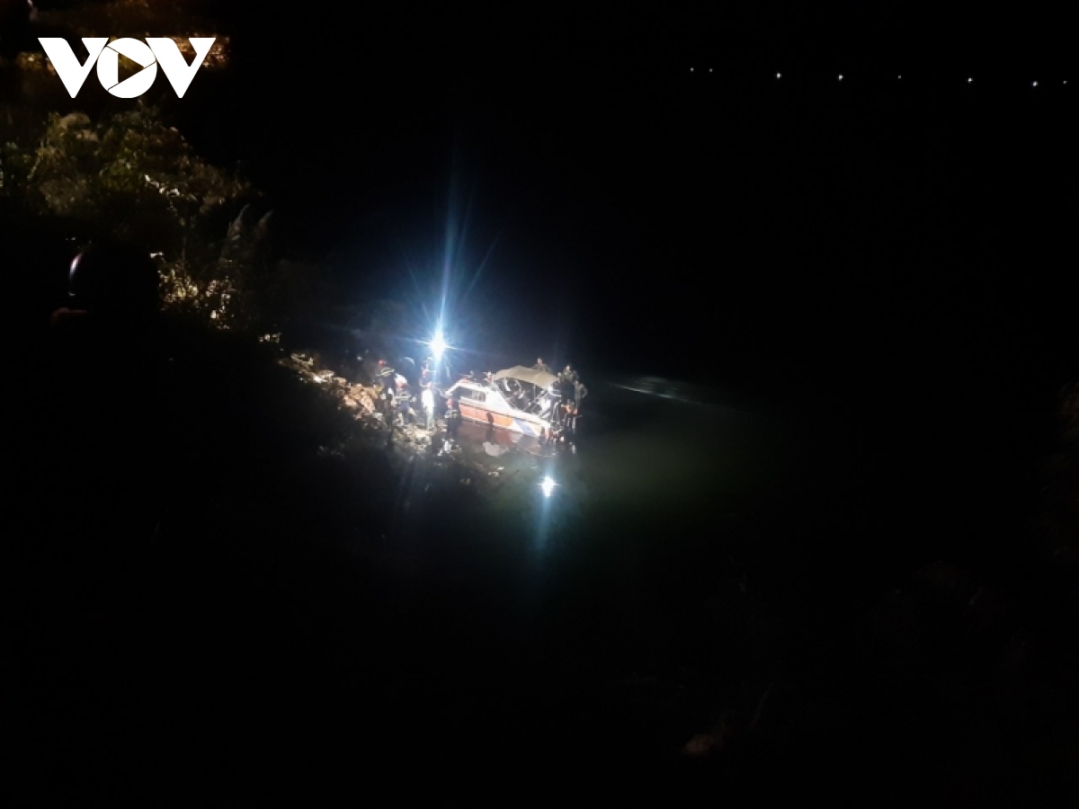 vu o to lao xuong song Da Da tim thay thi the lai xe hinh anh 1