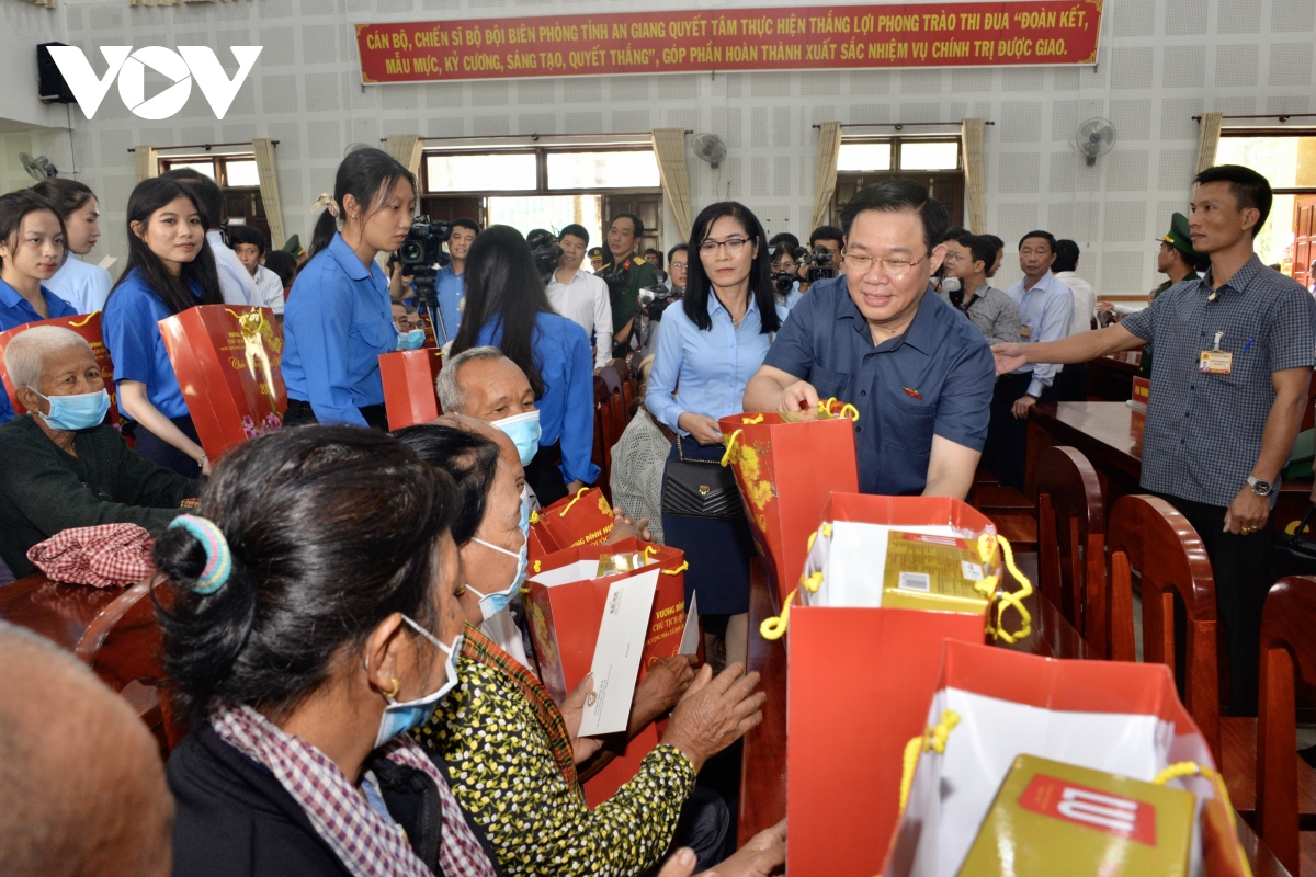 chu tich quoc hoi vuong Dinh hue tham, tang qua tet tai tinh an giang hinh anh 5