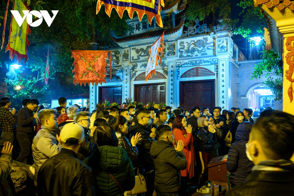 sau giao thua, nguoi ha noi no nuc di le chua cau may hinh anh 11