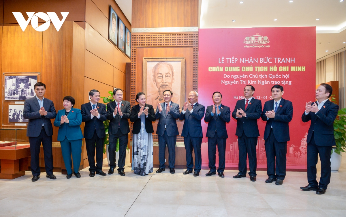 tiep nhan buc chan dung chu tich ho chi minh do ba nguyen thi kim ngan ve hinh anh 3