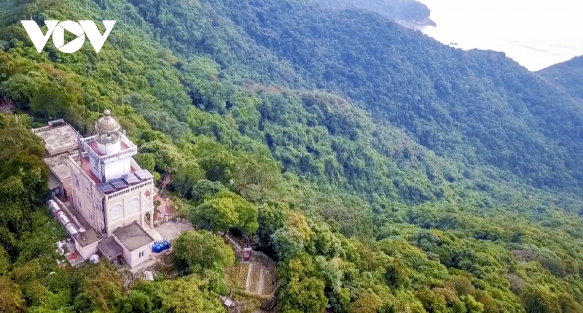 nguoi gac den bien tren dao tien tieu Dong bac hinh anh 1