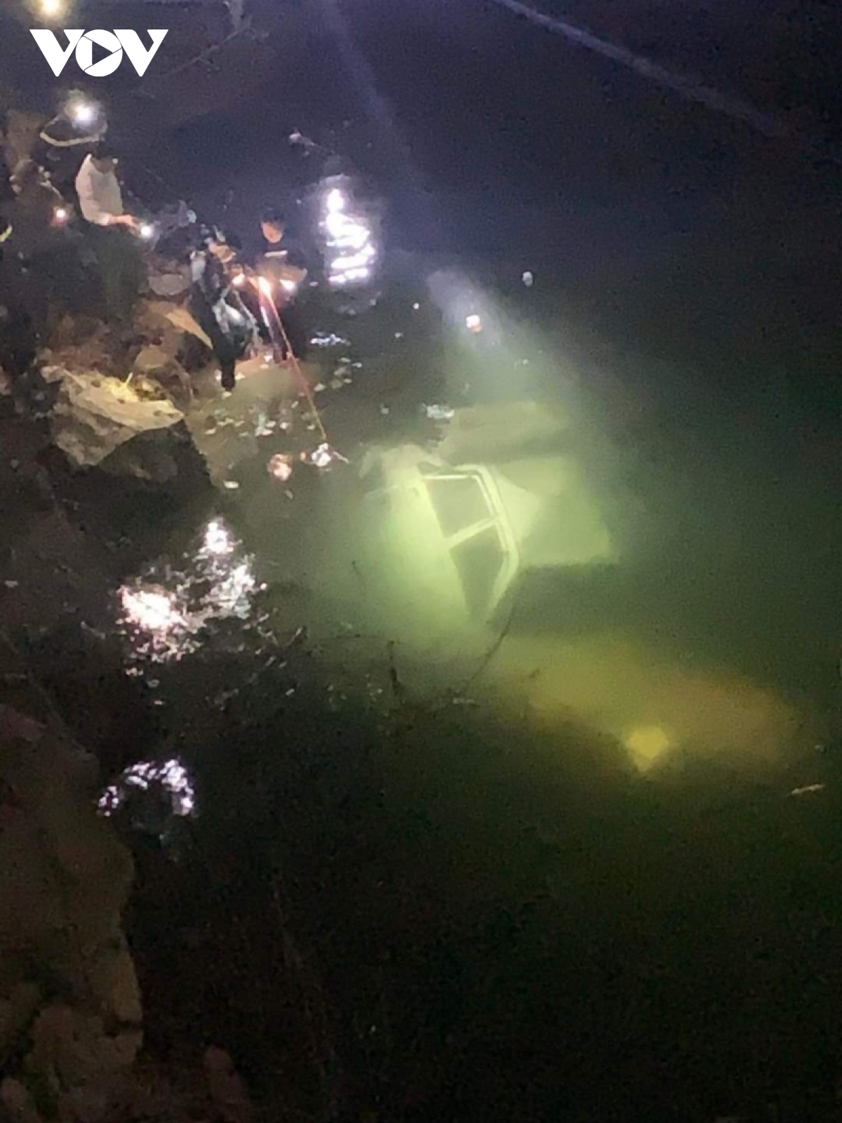 vu o to lao xuong song Da Da tim thay thi the lai xe hinh anh 2
