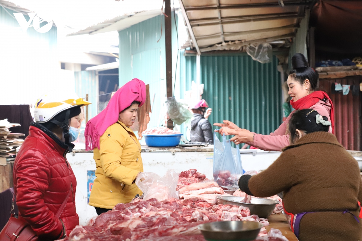 thi truong hang hoa o son la soi dong ngay giap tet hinh anh 2