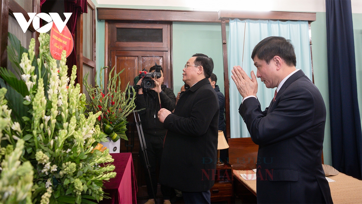 chu tich quoc hoi vuong Dinh hue dang huong tuong niem chu tich ho chi minh hinh anh 2