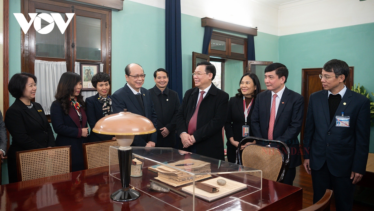 chu tich quoc hoi vuong Dinh hue dang huong tuong niem chu tich ho chi minh hinh anh 1